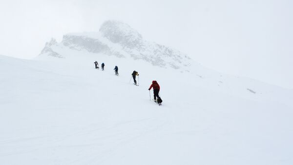 Esquiadores en las montañas - Sputnik Mundo