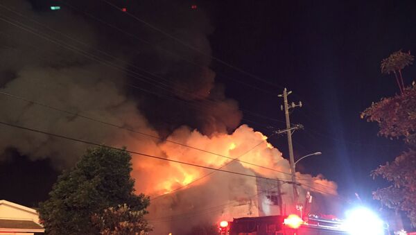 Un incendio en Oakland, estado de California, EEUU - Sputnik Mundo