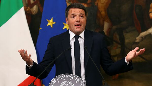 El primer ministro de Italia, Matteo Renzo, durante su intervención con motivo de la victoria del no en el referéndum constitucional en Italia - Sputnik Mundo