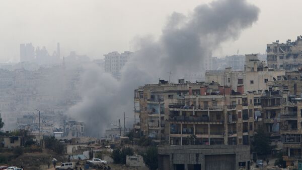 Smoke rises near Pro-Syrian government soldiers after shelling, in al-Izaa area in Aleppo, Syria - Sputnik Mundo