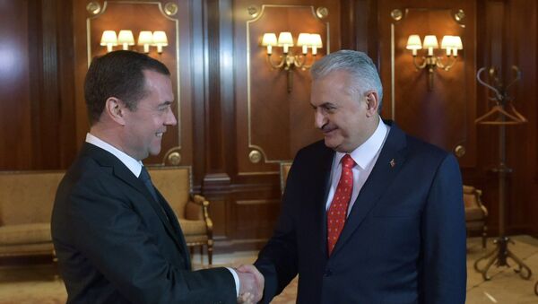 Dmitri Medvédev, primer ministro ruso, con su homólogo turco, Binali Yildirim (archivo) - Sputnik Mundo