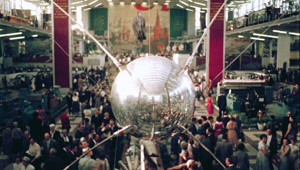 Copia del Sputnik 1, mostrado durante la feria EXPO 58 en Bruselas - Sputnik Mundo