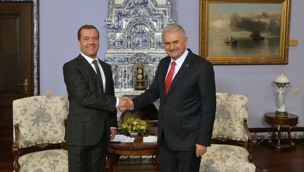 Dmitri Medvédev, primer ministro ruso, con su homólogo turco, Binali Yildirim - Sputnik Mundo
