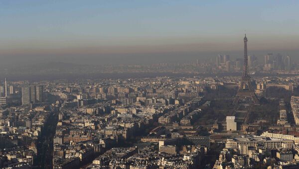 El aire contaminado en París (Archivo) - Sputnik Mundo