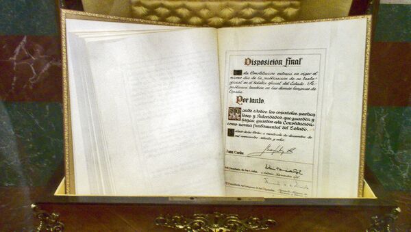 Ejemplar de la constitución española de 1978 en el Congreso - Sputnik Mundo