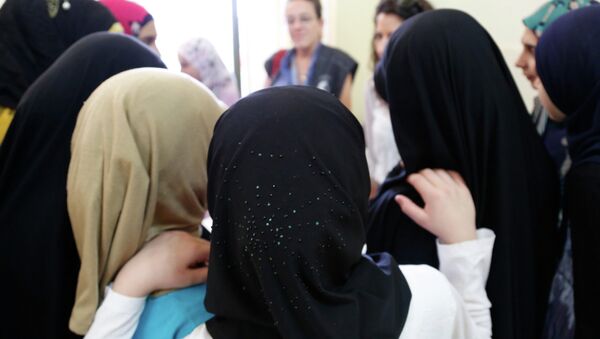 Syrian and Lebanese girls huddle round in a group discussion about early marriage at a community centre in southern Lebanon. - Sputnik Mundo