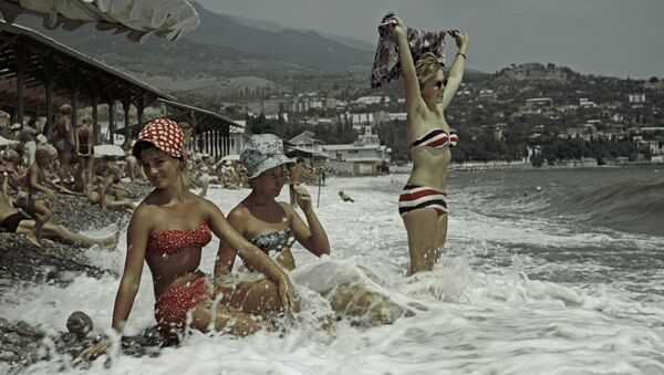 Las mujeres soviéticas en la playa de Crimea (archivo) - Sputnik Mundo