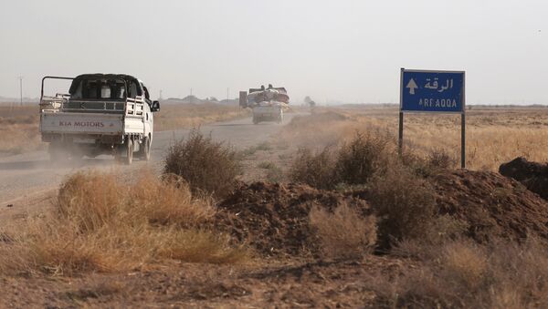 Vehicles drive on a road north of Raqqa city, Syria November 15, 2016. - Sputnik Mundo