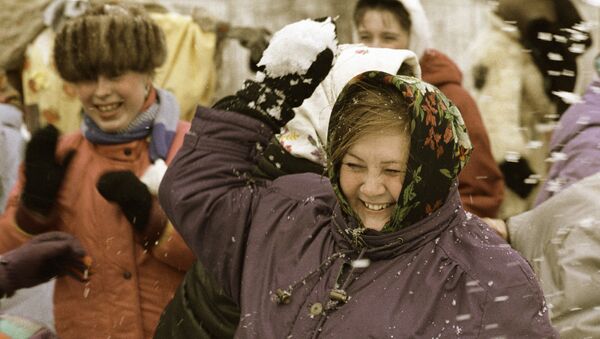 Mujer juega con la nieve - Sputnik Mundo