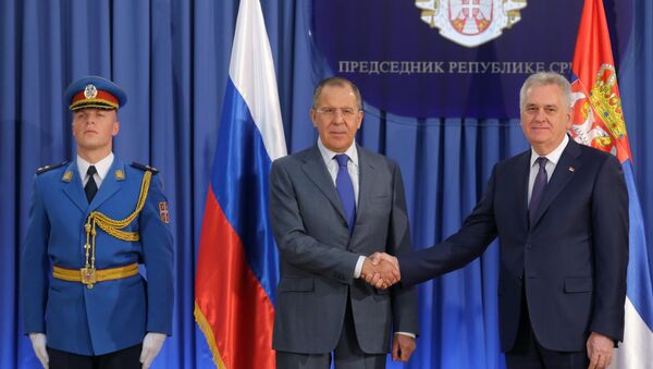 Ministro de Exteriores de Rusia, Serguéi Lavrov, y presidente de Serbia,Tomislav Nikolic - Sputnik Mundo