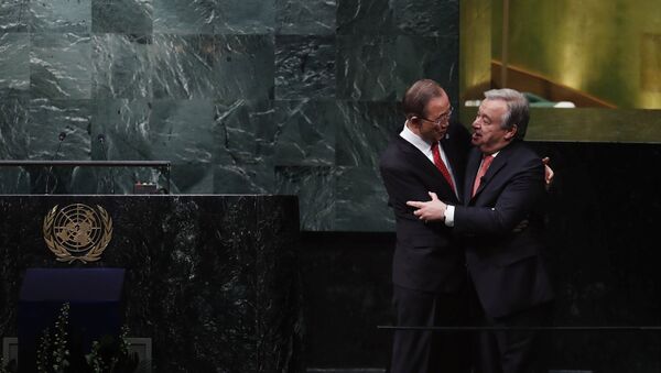 Secretario general de la ONU, Ban Ki-moon, y secretario general electo de la ONU, António Guterres - Sputnik Mundo