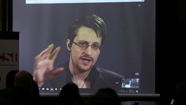 Edward Snowden durante una conferencia - Sputnik Mundo