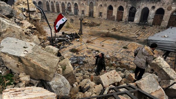 A member of forces loyal to Syria's President Bashar al-Assad attempts to erect the Syrian national flag inside the Umayyad mosque, in the government-controlled area of Aleppo, during a media tour, Syria - Sputnik Mundo