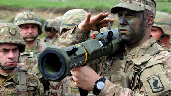 A US serviceman holds a rocket launcher during the joint military exercise Noble Partner 2016 at the Vaziani training area, outside of Tbilisi on May 14, 2016. - Sputnik Mundo