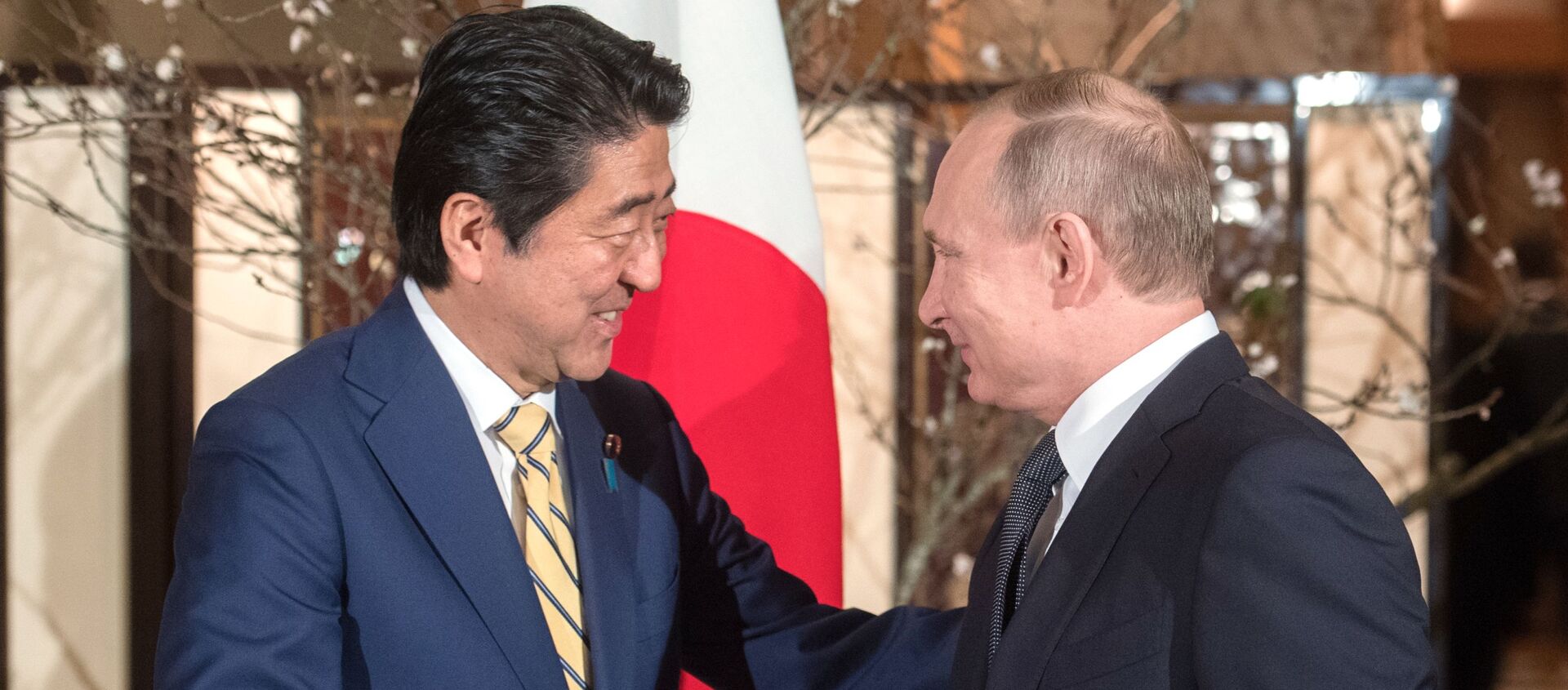 El primer ministro de Japón, Shinzo Abe, y el presidente de Rusia, Vladímir Putin - Sputnik Mundo, 1920, 01.09.2020