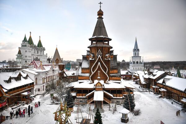 La catedral de San Nicolás, ubicada en el Kremlin de Ismáilovo, es la catedral de madera más alta de toda Rusia. - Sputnik Mundo