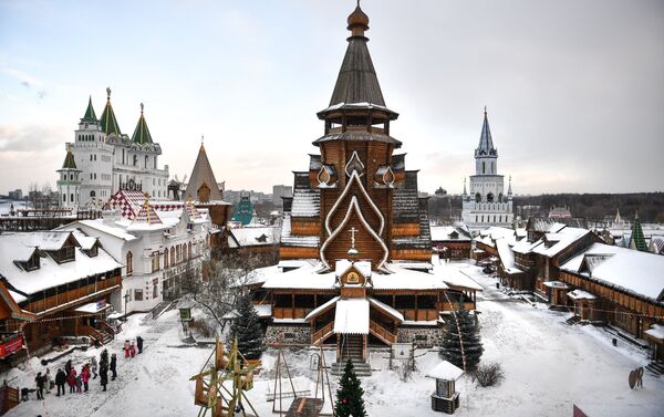 La catedral de San Nicolás, ubicada en el Kremlin de Ismáilovo, es la catedral de madera más alta de toda Rusia. - Sputnik Mundo