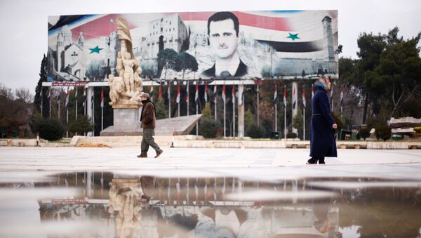 Un cartel con la imagen del presidente sirio, Bashar Asad, en Alepo - Sputnik Mundo