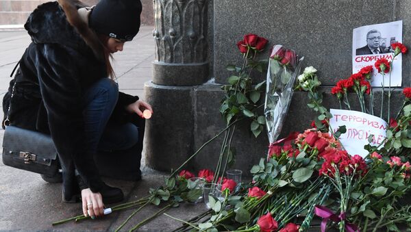 Moscovitas dejan flores y velas al Ministerio de Asuntos Exteriores de Rusia para rendir homenaje al embajador Kárlov - Sputnik Mundo