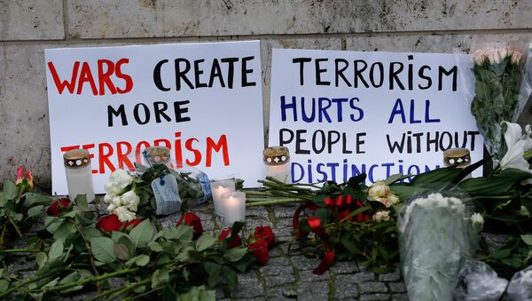 Flores y carteles en el lugar del atentado en Berlín - Sputnik Mundo