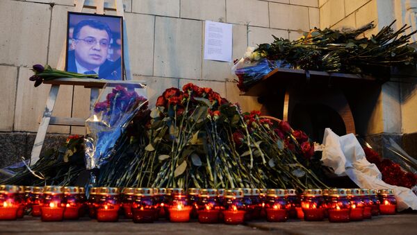 Flores y velas cerca del Ministerio de Exteriores de Rusia en Moscú - Sputnik Mundo