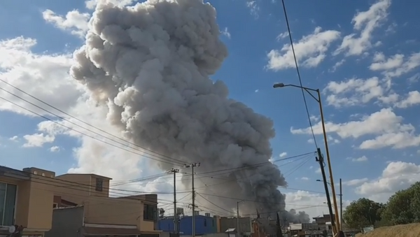 El pilar de humo tras la explosión en el mercado de Tultepec en México (captura de pantalla) - Sputnik Mundo