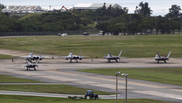 U.S. Air Force F-22 Raptors, right, and two F-15 Eagles prepare for take-off at Kadena Air Base on the southern island of Okinawa, in Japan (File) - Sputnik Mundo