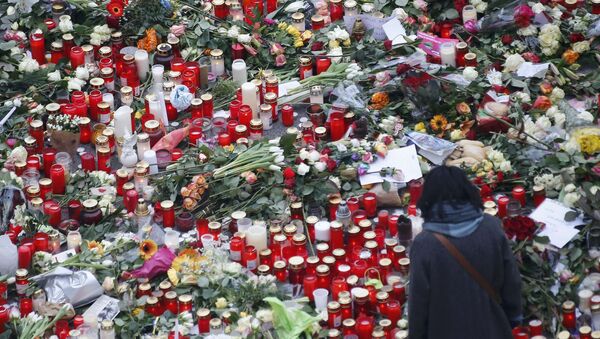 Las velas y flores en el lugar del atentado en Berlín - Sputnik Mundo