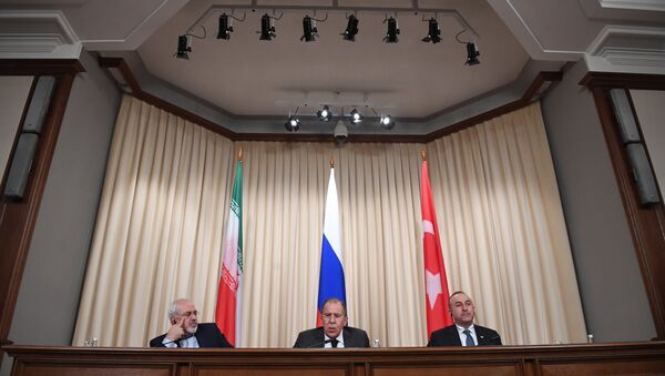 Canciller de Irán, Mohamad Yavad Zarif, ministro de Exteriores de Rusia, Serguéi Lavrov, y ministro de Exteriores turco, Mevlut Cavusoglu - Sputnik Mundo
