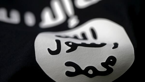 An Islamic State flag is seen in this picture illustration taken February 18, 2016. - Sputnik Mundo