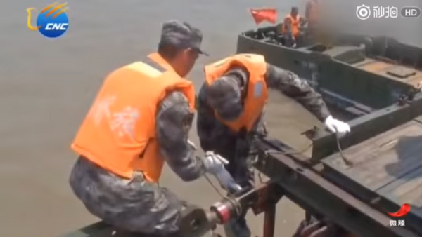 Soldados chinos construyen un puente de 1 kilómetro en 27 minutos - Sputnik Mundo
