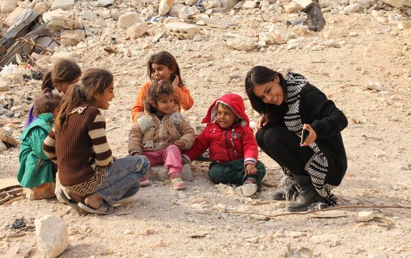 La cineasta boliviana Carla Ortiz junto a unos niños en Siria. - Sputnik Mundo