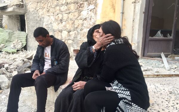La cineasta boliviana Carla Ortiz junto a una mujer en Siria La cineasta boliviana Carla Ortiz junto a una mujer en Siria - Sputnik Mundo