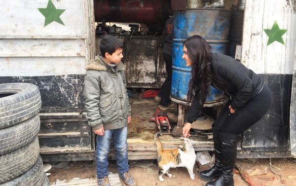 La cineasta boliviana Carla Ortiz junto a un niño en Siria - Sputnik Mundo