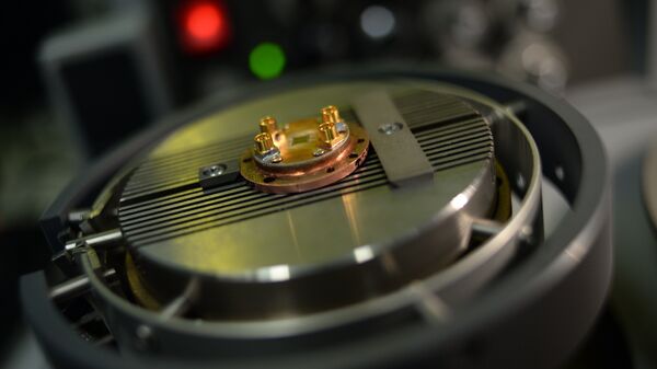 El chip experimental del amplificador paramétrico basado en una unión Josephson - Sputnik Mundo
