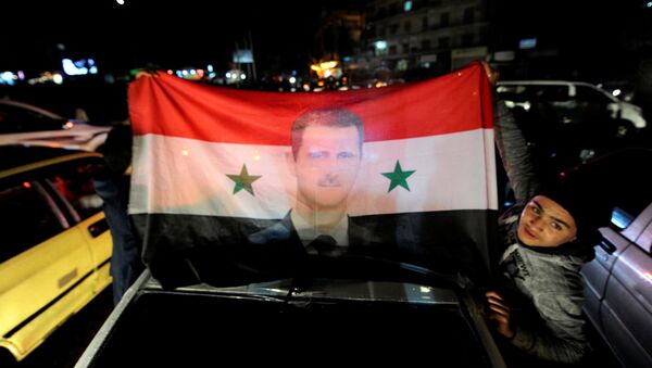 La bandera de Siria con el retrato de Bashar Asad - Sputnik Mundo