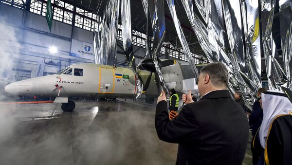 Petró Poroshenko en la presentación del avión AN-132 - Sputnik Mundo