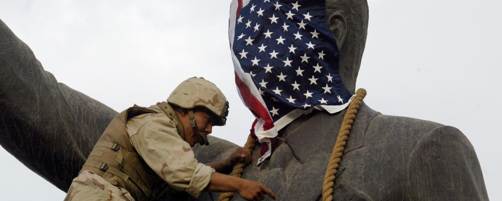 Un soldado estadounidense cubre la estatua de Sadam Husein con la bandera de EEUU (archivo) - Sputnik Mundo, 1920, 29.12.2021
