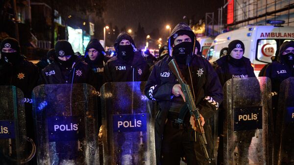 Turkish police officers block the road leading to the scene of an attack in Istanbul, early Sunday - Sputnik Mundo