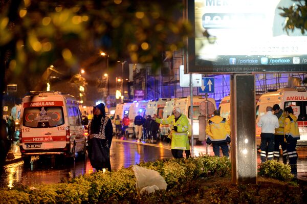 Ambulancias a la puerta de la discoteca de Besiktas en Estambul. - Sputnik Mundo