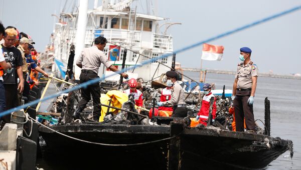 Ferry incendiado cerca de la capital de Indonesia, Yakarta - Sputnik Mundo