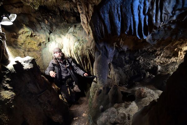 Christian Casseyas en las cuevas Goyet Christian Casseyas en las cuevas Goyet - Sputnik Mundo