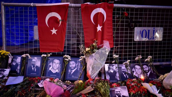 Flores y fotos de las víctimas del atentado en un club nocturno en Estambul - Sputnik Mundo