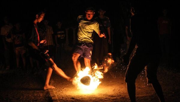 Fútbol fuego en Indonesia - Sputnik Mundo