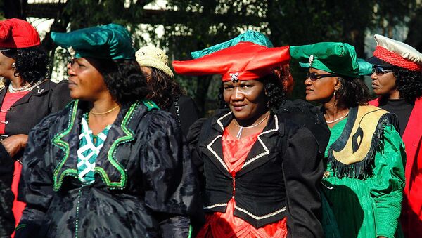 Herero women dressed according to the different units of the Green and Red Flag Commandos form - Sputnik Mundo
