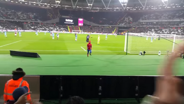 Un hincha vestido de Spider-Man interrumpe el partido de fútbol - Sputnik Mundo