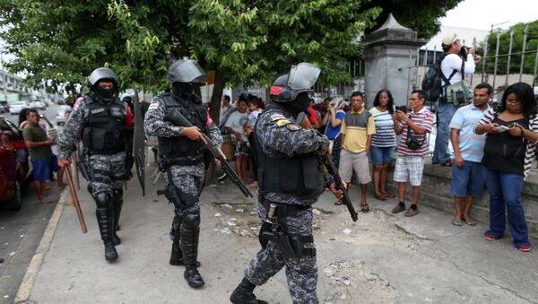 Policías brasileños cerca de la cárcel Desembargador Raimundo Vidal Pessoa, en el centro de Manaos - Sputnik Mundo