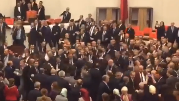 Parlamentarios turcos llegan a las manos por el aumento de poderes de Erdogan - Sputnik Mundo