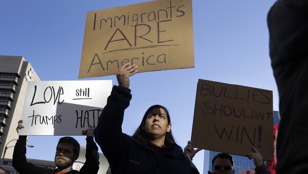 Migrantes mexicanos en EEUU protestan contra posibles deportaciones - Sputnik Mundo