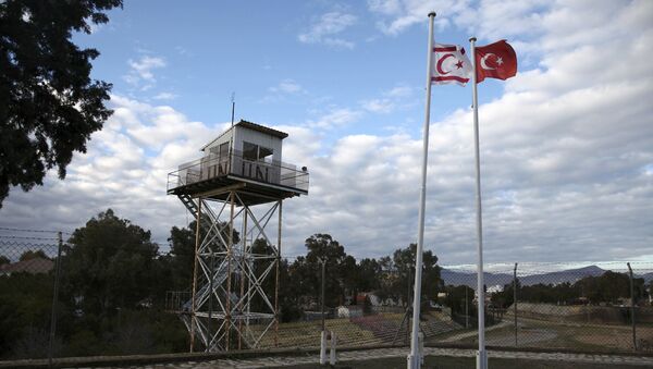 Banderas de Chipre del Norte y de Turquía en la ciudad dividida de Nicosia - Sputnik Mundo
